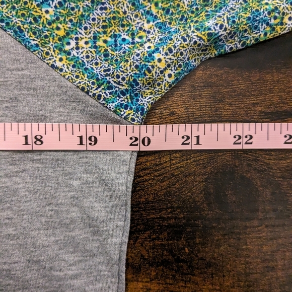 Lularoe Medium Randy Raglan Tee - Picture 2 of 6
